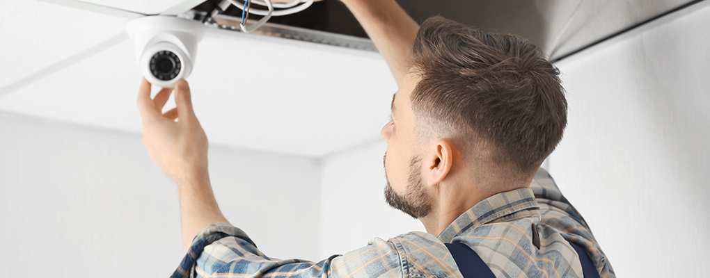 Man installing a cctv camera